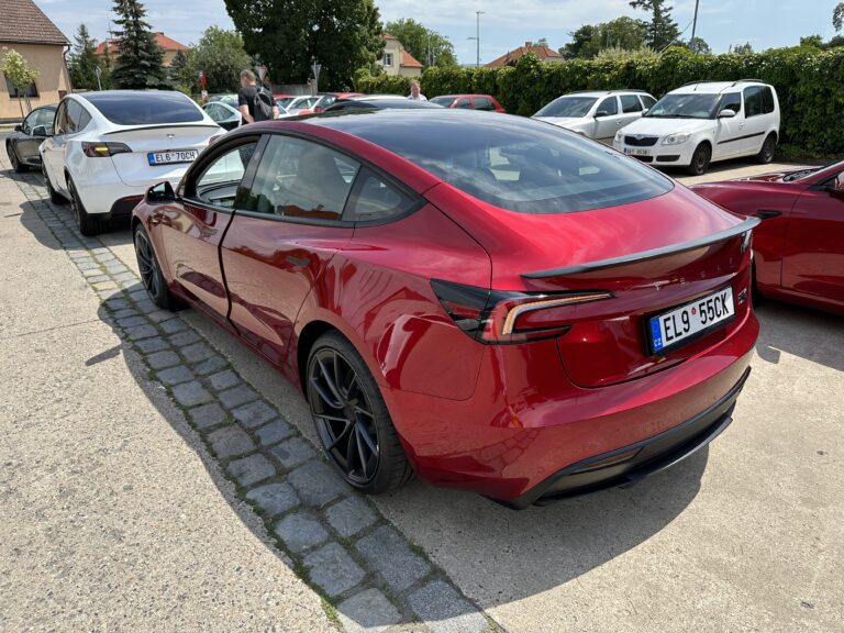 Červený elektromobil Tesla zaparkovaný na ulici