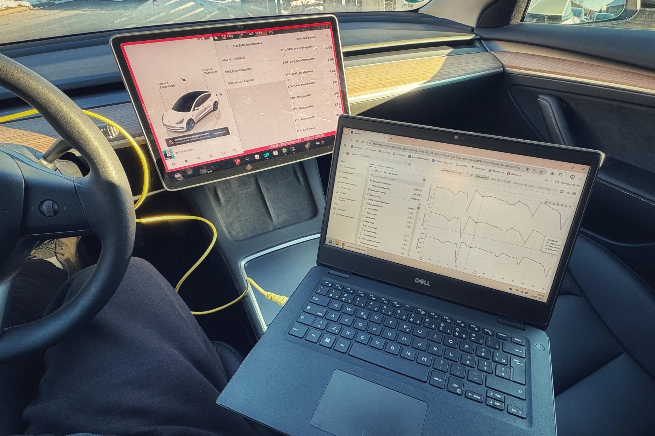Diagnostika elektromobilu s notebookem v interiéru vozu